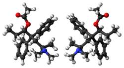阿片类止痛药Alphaacetylmethadol分子的球棒模型。此图显示了R,R /右旋异构体(左)和S,S /左旋异构体(右)