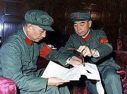 1966年9月15日,周恩来和陶铸戴着红卫兵袖章。