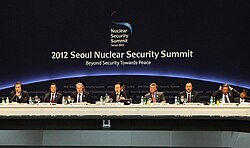 2012年3月，胡锦涛（左二）在韩国首尔出席核安全峰会
