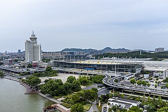 南京站南站房航拍，站名由书法家武中奇所书[1][2]（2022年5月）