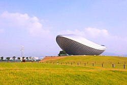 在水的共通主題之下，The Arc成為一個和參訪遊客一同進化的複合演出空間與共同完成的藝術作品。整體內部裝潢設計摩登而簡潔洗練，有協調的地下1樓展示空間與藝術畫廊，1樓與2樓則設有以水為主題的巨大環形劇場，3樓則有能欣賞周邊自然環境的觀景臺，為參訪旅客提供了豐富而有益身心的各種體驗。