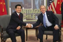 2004年11月，胡锦涛在智利圣地亚哥会见美国总统小布什