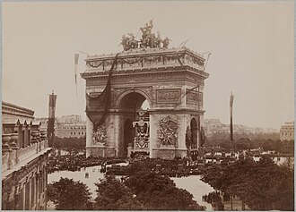 1882至1886年間安裝於凱旋門上的石膏製四馬戰車雕塑。