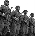1955年手持PPS冲锋枪的解放軍空降兵