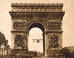 1919年夏爾·戈德弗魯瓦（英语：Charles_Godefroy）飛越凱旋門。