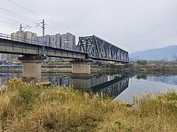 乐昌市内的京广铁路衡广复线乐昌武水大桥