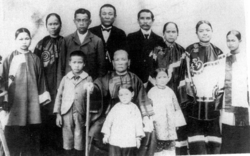 1901年，孫中山在後排左數第5位，在美國夏威夷茂宜島與全家人合照