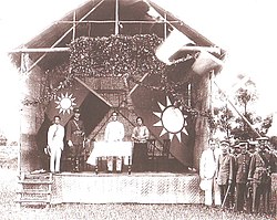 孫中山在黄埔军校開學禮演講，在场有宋庆龄、蒋介石、廖仲恺，台下身著白色西裝的歐洲人為苏联代表