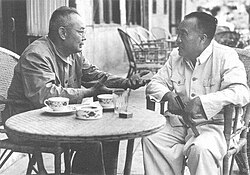 1955年,叶剑英同朱德于中南海怀仁堂后交谈。