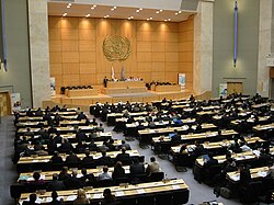 一群人在大型會議室中聚集