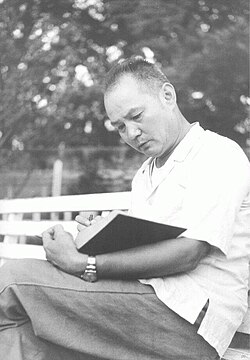 身穿休闲装写笔记的叶剑英,摄于1949年上海战役结束后