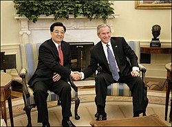 2006年4月，胡锦涛与美国总统小布什在华盛顿白宫