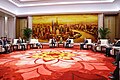 人民大会堂上海厅，背景为包炎辉等人所作绒绣《浦江朝晖》