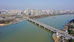 天汉大桥两岸风光,图上为汉台区,图下为南郑区
