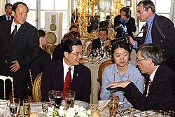 2003年5月，胡锦涛与卢森堡首相容克（右一）在俄罗斯圣彼得堡交谈
